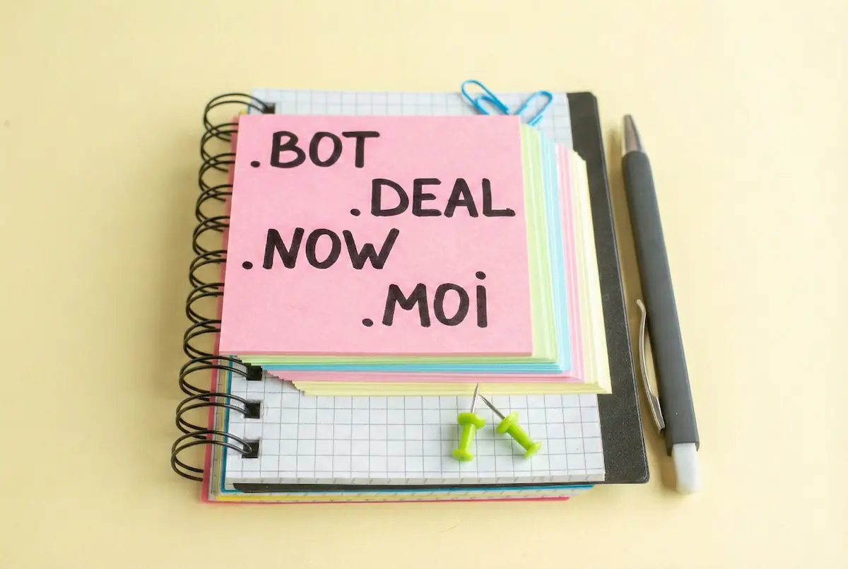 Logo A .NOW, .BOT, .DEAL és .MOI domainek mostantól elérhetők a RegZone.cz oldalon.